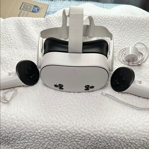 VR Headset with Controllers - White and Black